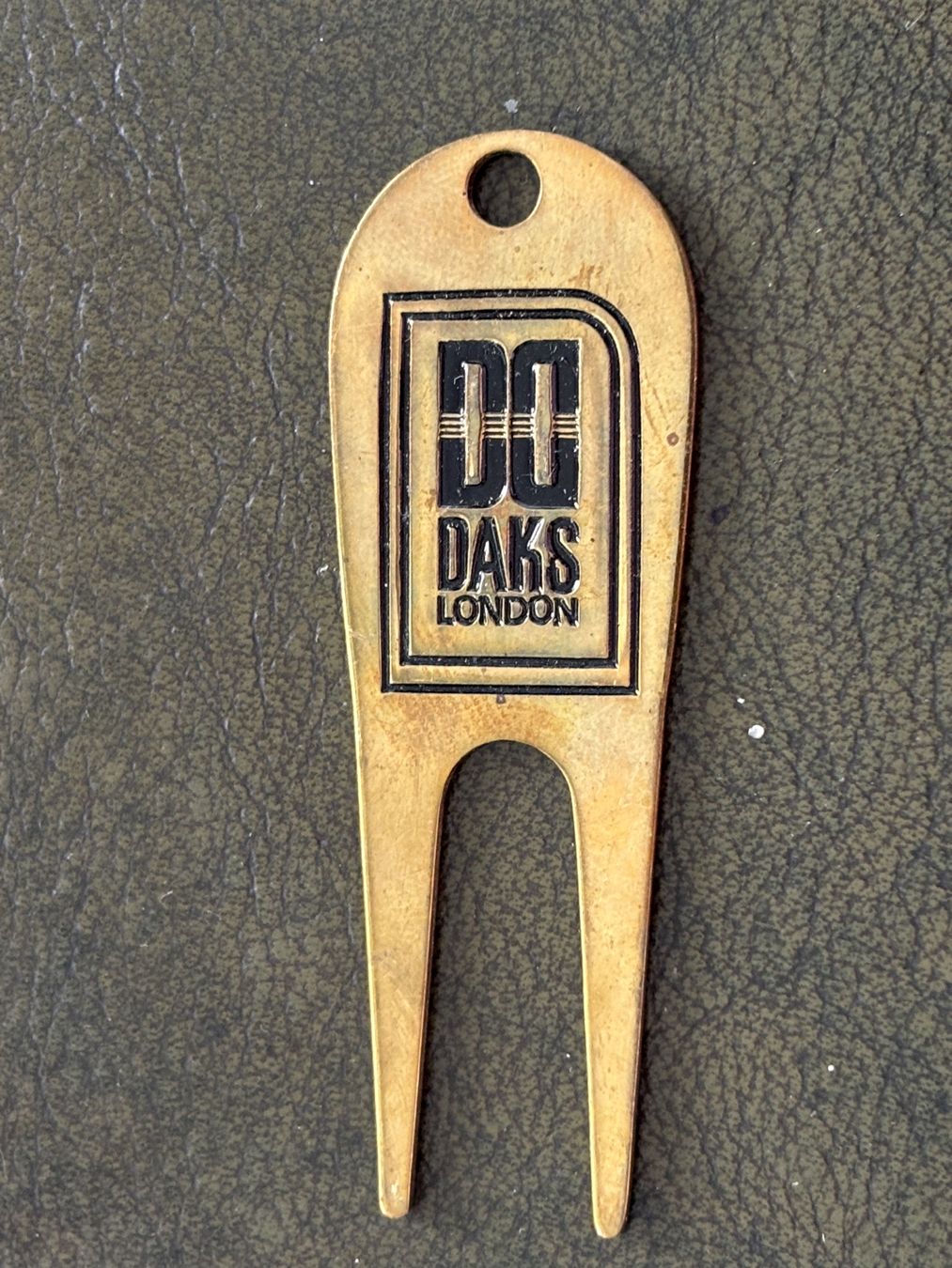 Mazze & Set: Golf Pitchgabel Divot Tool DAKS London Messing – Usato da THERWIL venduto da Fcbbasel