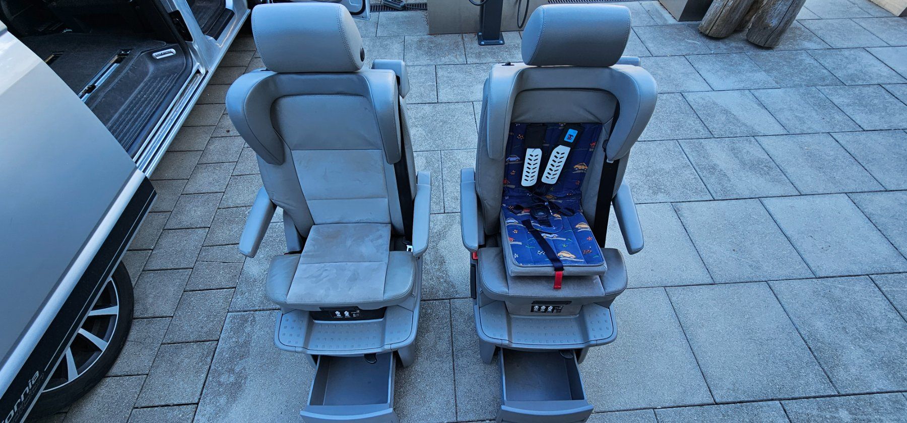 Seggiolini per auto: 2x Original VW T5/T6 Multivan Drehsitz Leder Grau Kindersitz – Usato da Rüti ZH venduto da Luckyday