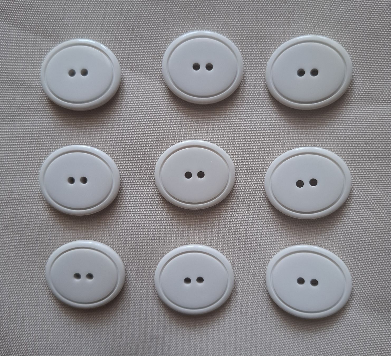Knöpfe: 9 Knöpfe eierschalenfarbe, oval – Neu (gemäss Beschreibung) aus Dietikon von Hirschkopf 6