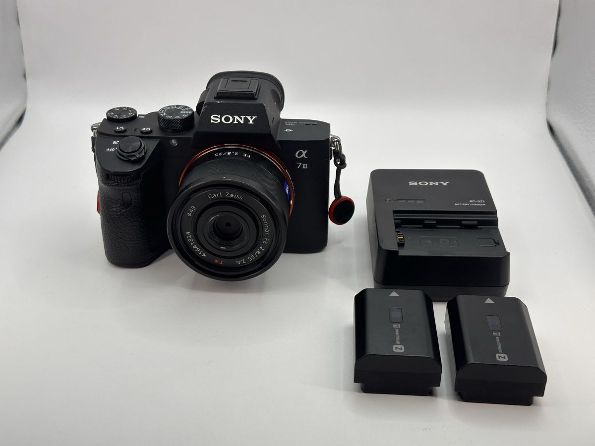 Sony Fotocamera: Sony Alpha 7 iii + 35mm Zeiss Objektiv + Griffe – Usato da Arbon venduto da Sed_9bj9