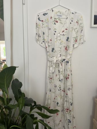 Hübsches Kleid mit Blumenmuster