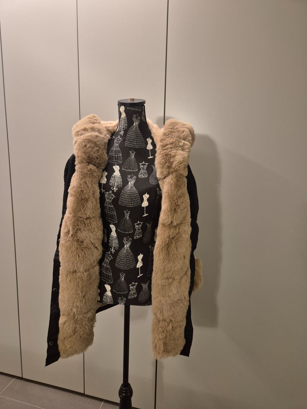 Cappotti: Warme Winterjacke mit Kunstfell, Grösse S, Neu! – Nuovo (secondo la descrizione) da Glattfelden venduto da Jenoptik