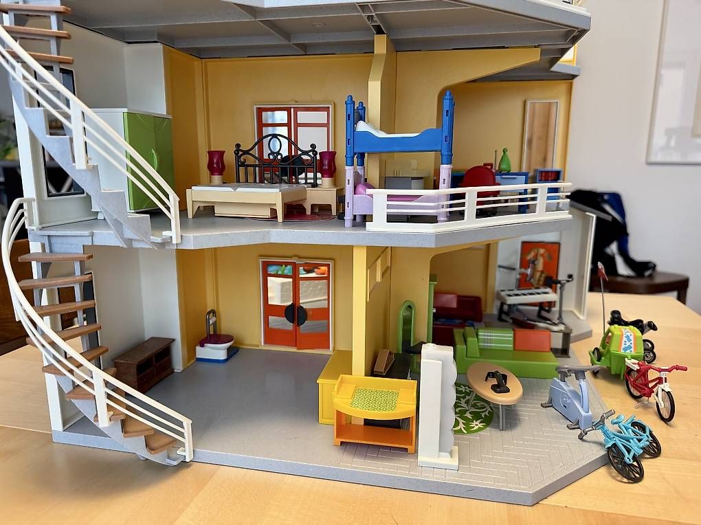 Spielzeuge: Playmobil 3-stöckiges Eckhaus mit Bakon und Pool – Gebraucht aus Neftenbach von reg_2fvh 4