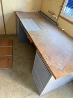 Container Tisch mit Schubladen stock (kalax)