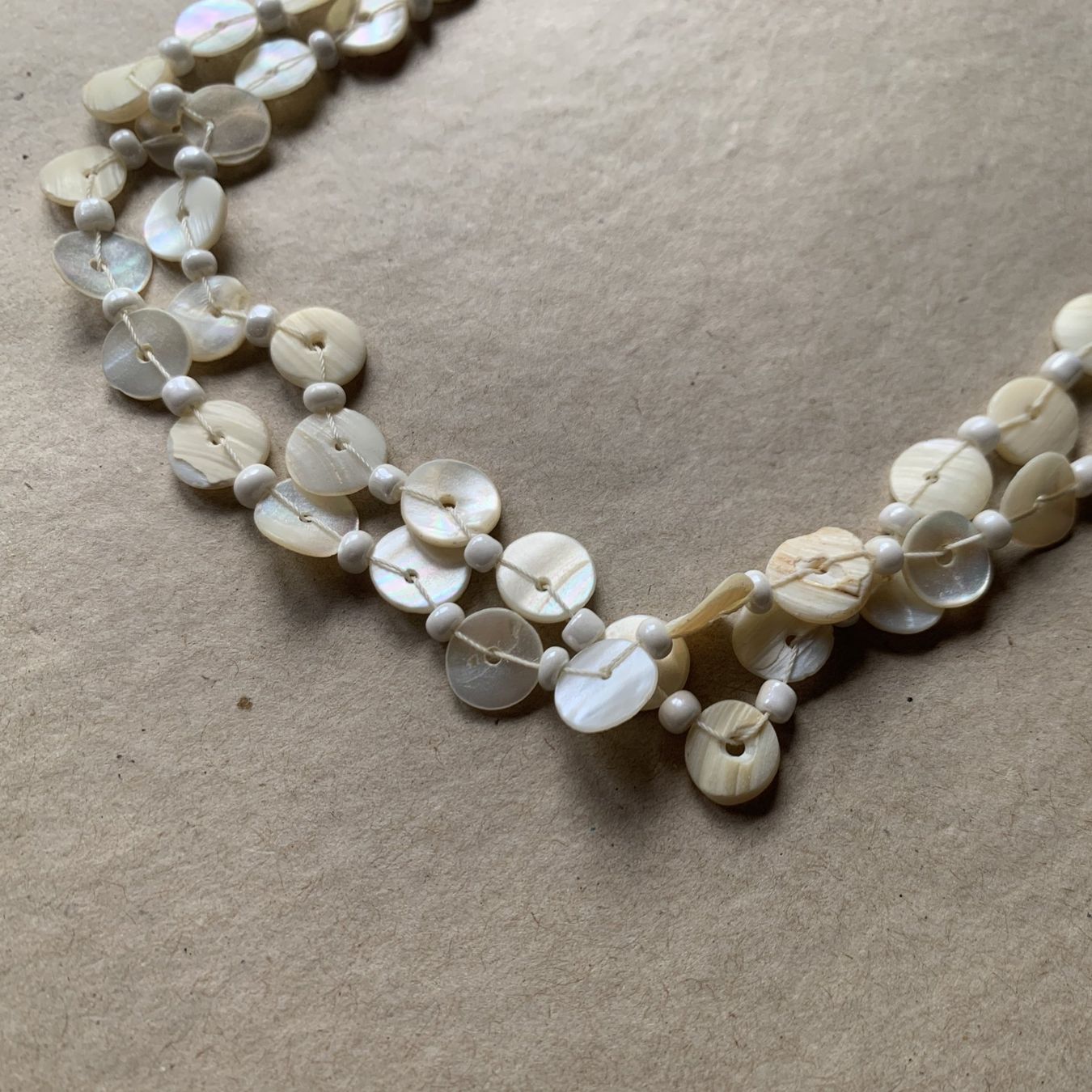 Catenine: Halskette mit weißer Perlmutt-Scheibe – Usato da Chalais venduto da Decoarts.art 3