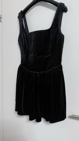 Robe Zara en velours noir, taille S - Chic et élégante!