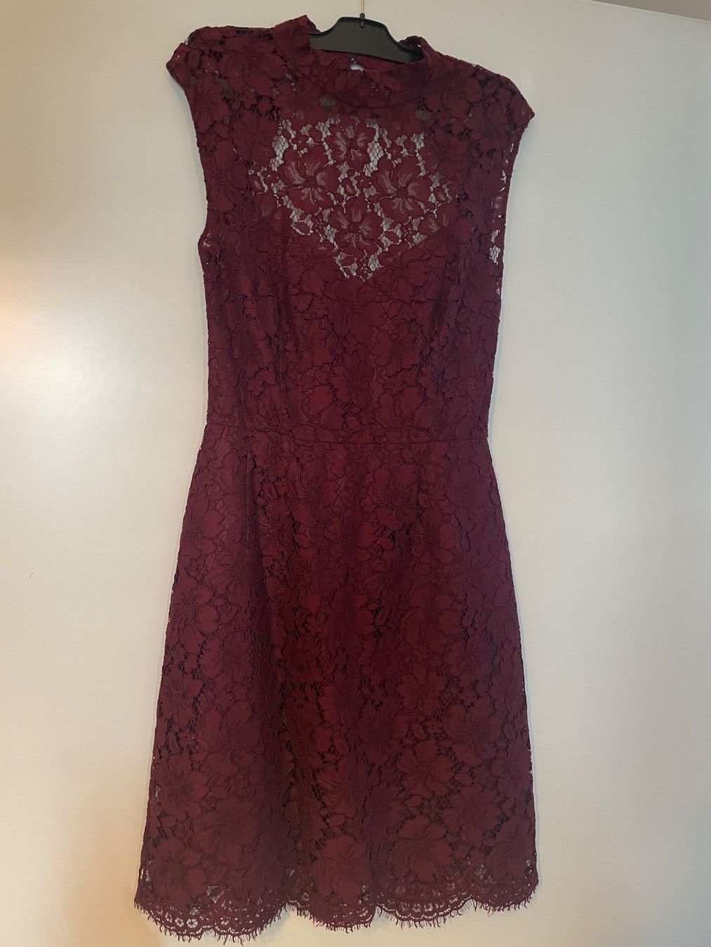 Sandro Kleider: Elegantes Sandro Kleid Bordeaux aus Spitze – Neu (gemäss Beschreibung) aus Lausen von san_ddq5