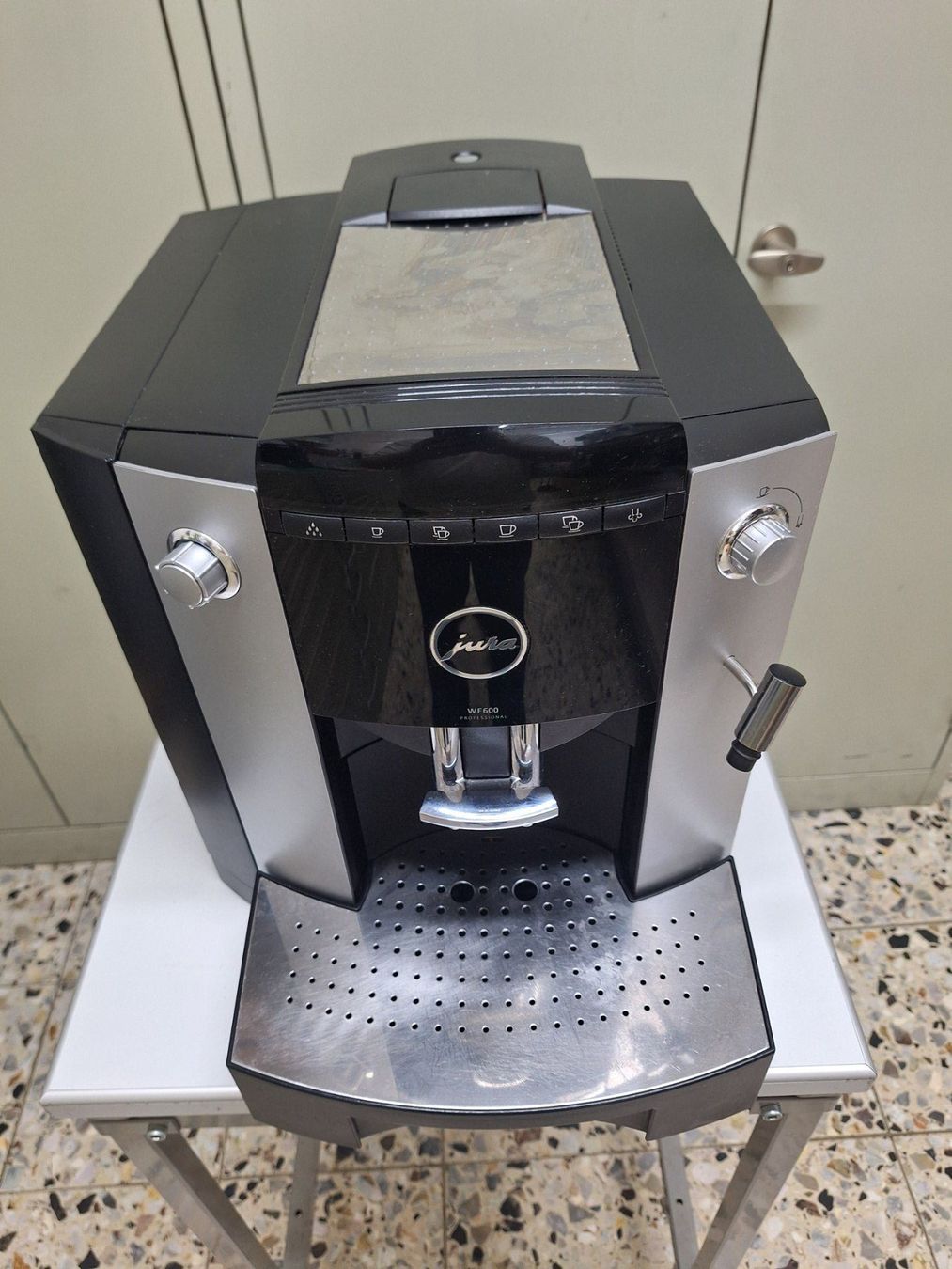 Jura Macchine per caffè & Macchine per espresso: Machine à café JURA IMPRESSA WF600 – Difettoso da Laconnex venduto da Patkek29