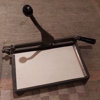 schwere,  ältere, grosse Papier-Schneidemaschiene aus Eisen