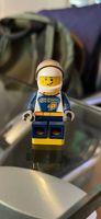 Lego Minifigur Dragster-Rennfahrer mit GEAR-Log