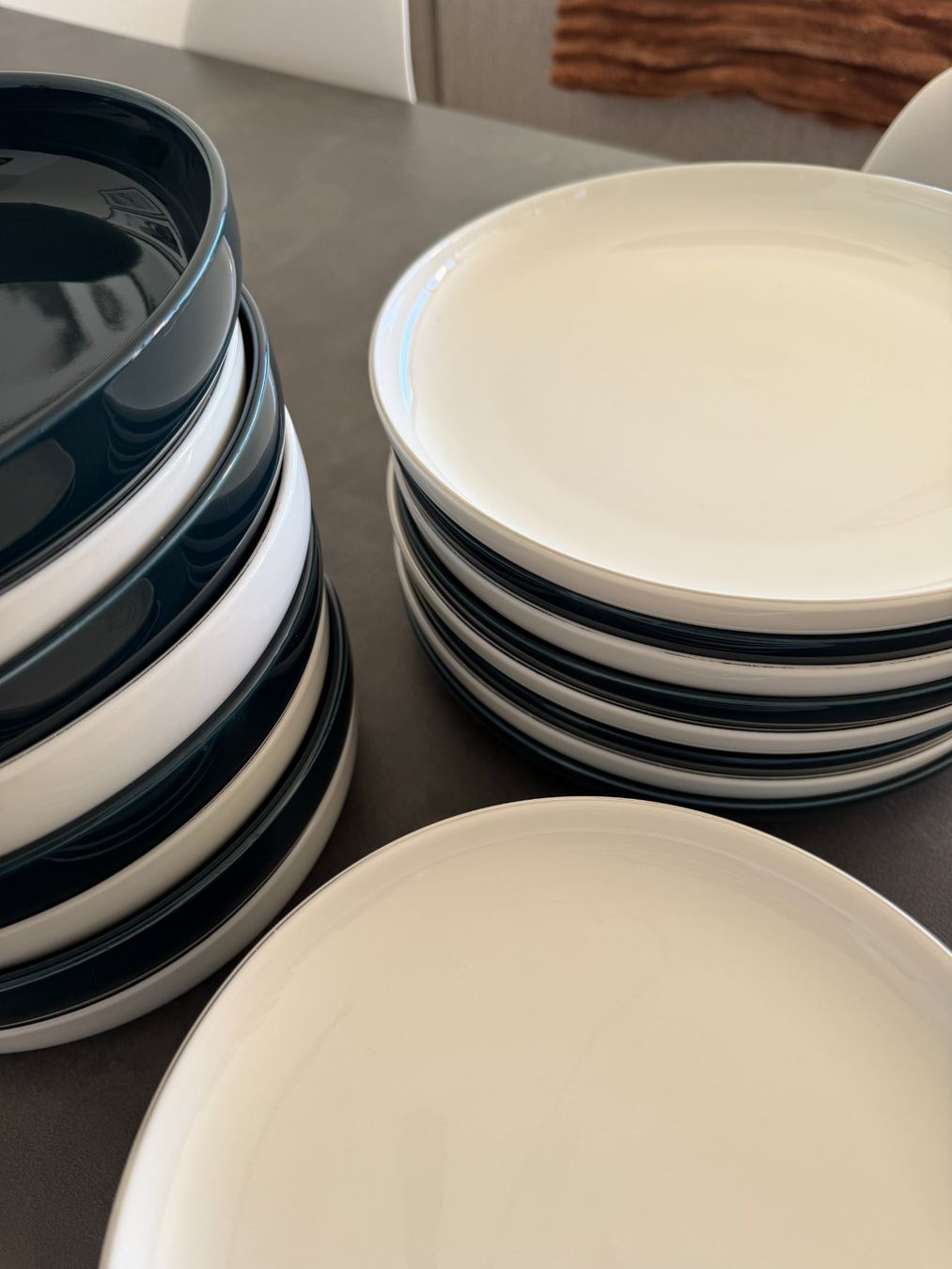 Set di piatti: MADE Teller-Set 24-teilig dunkelblau/weiss – Usato da Willerzell venduto da loerih 1