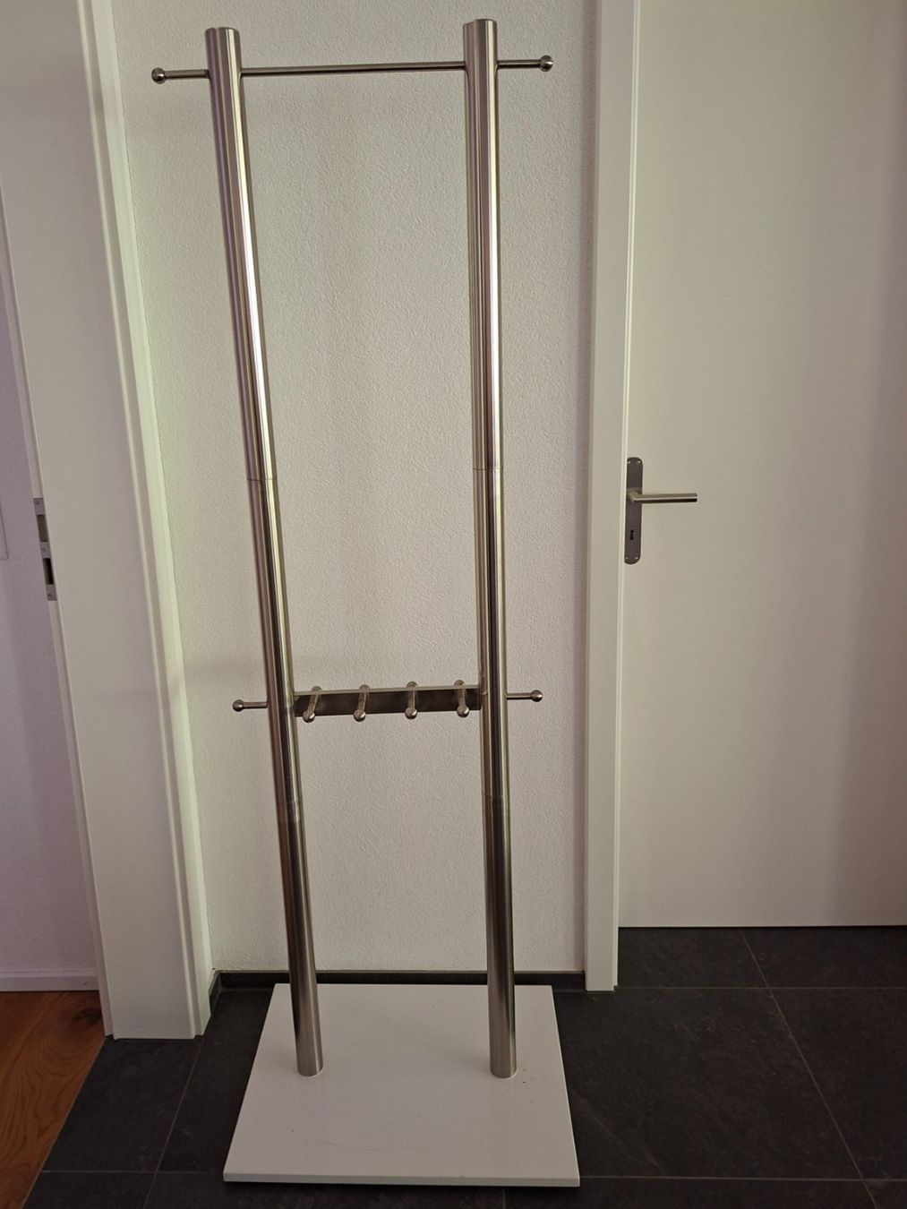 Porte manteau: Herrendiener – D'occasion à Rothenfluh par mic_snsim