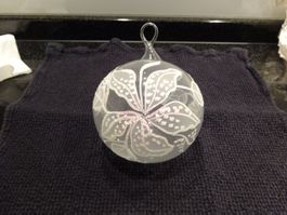 Glasweihnahtkugel mit Blumenmotiv