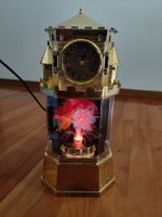 Uhr mit rotierender Blumenlampe