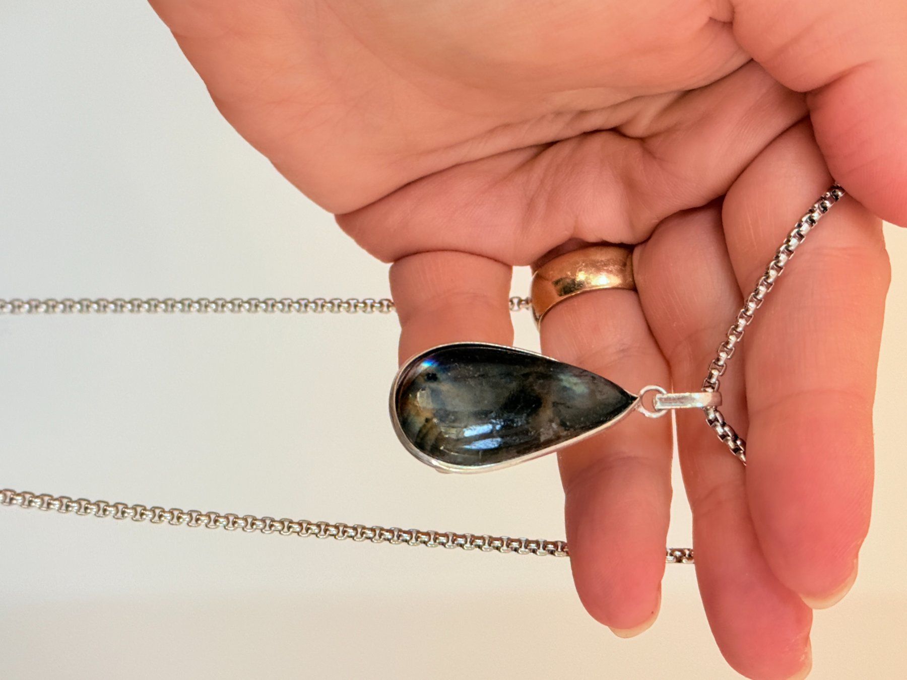 Catenine: Collier avec pendentif pierre labradorite forme goutte – Nuovo e nell'imballaggio originale da Genève venduto da AWWA 1