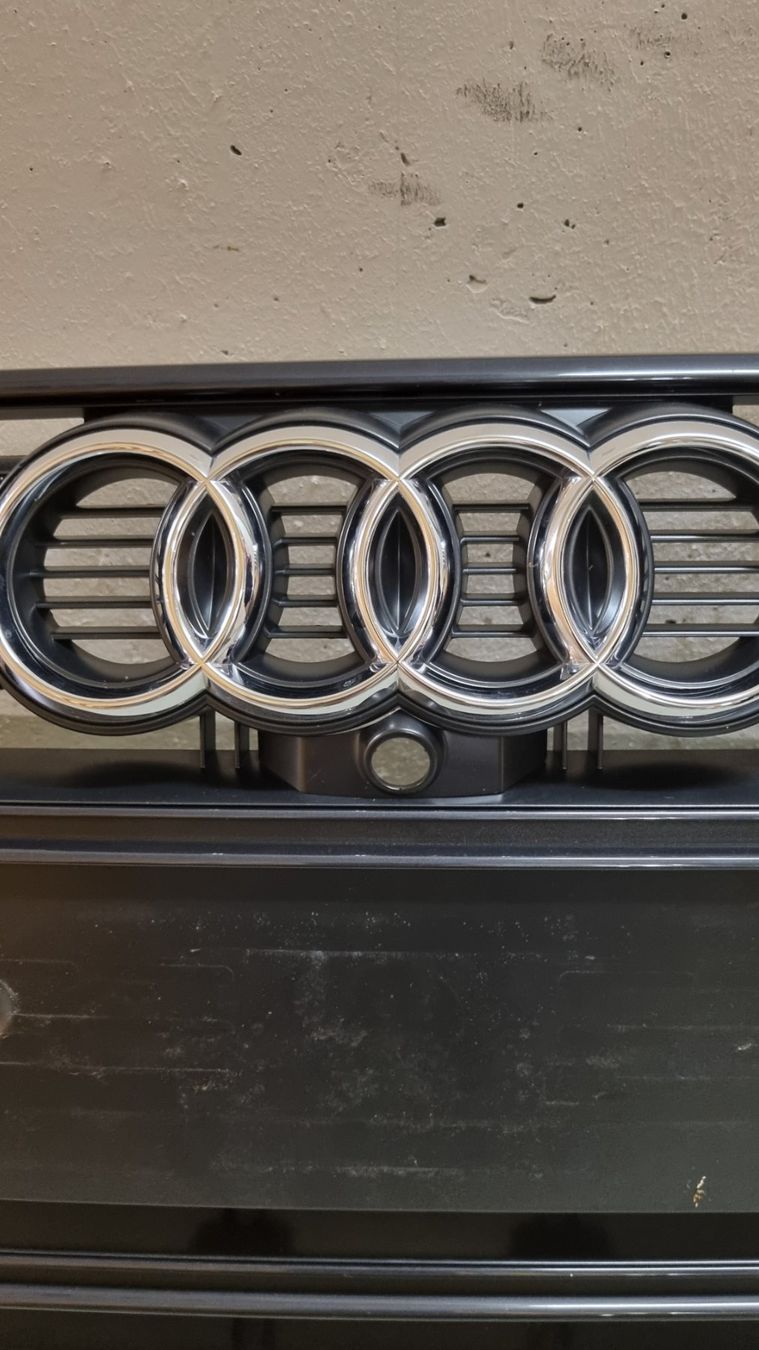 Audi Tutti pezzi di ricambio auto: Original Audi S5-A5 B9 Frontgrill – Usato da Nussbaumen AG venduto da Vrsac 3