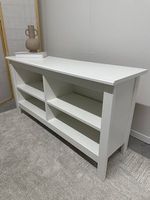 Weisses Sideboard mit verstellbaren Ablageflächen