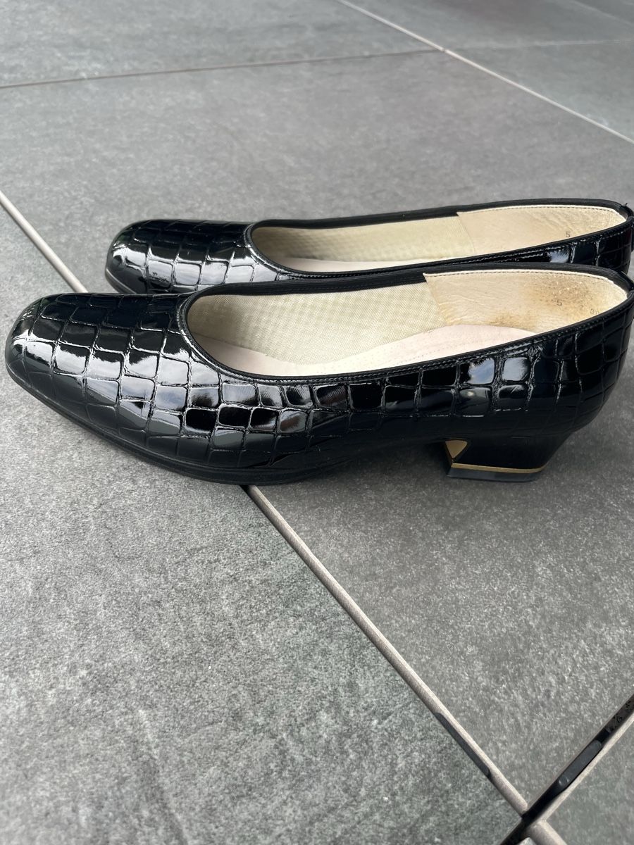 Scarpe da donna: Lack Pumps schwarz Gr. 38 nagelneu – Nuovo e nell'imballaggio originale da Hünenberg See venduto da spartakus02 6