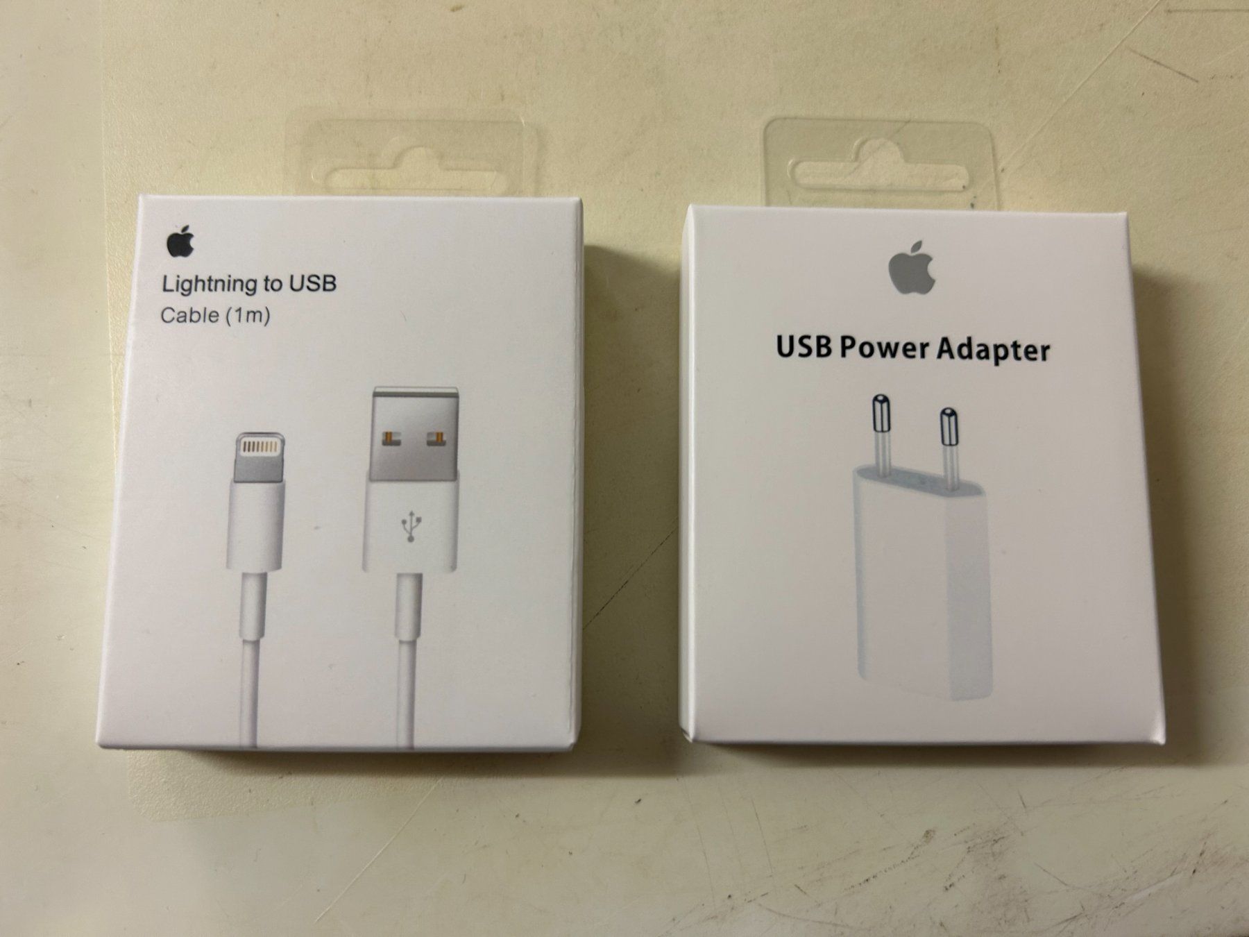 Apple Cavi: Original Apple Ladekabel und Stecker – Nuovo e nell'imballaggio originale da Hombrechtikon venduto da SPS-Liquidationen