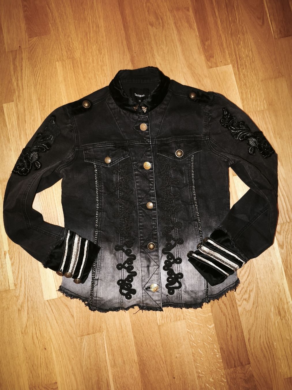 Desigual Giacche: Originelle Desigual Jeansjacke Grösse 38 – Usato da Zeglingen venduto da Vanillacoke