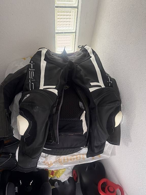 Lotti di vestiti: Motorradjacke und Hose – Usato da Zollikofen venduto da Midi06 1