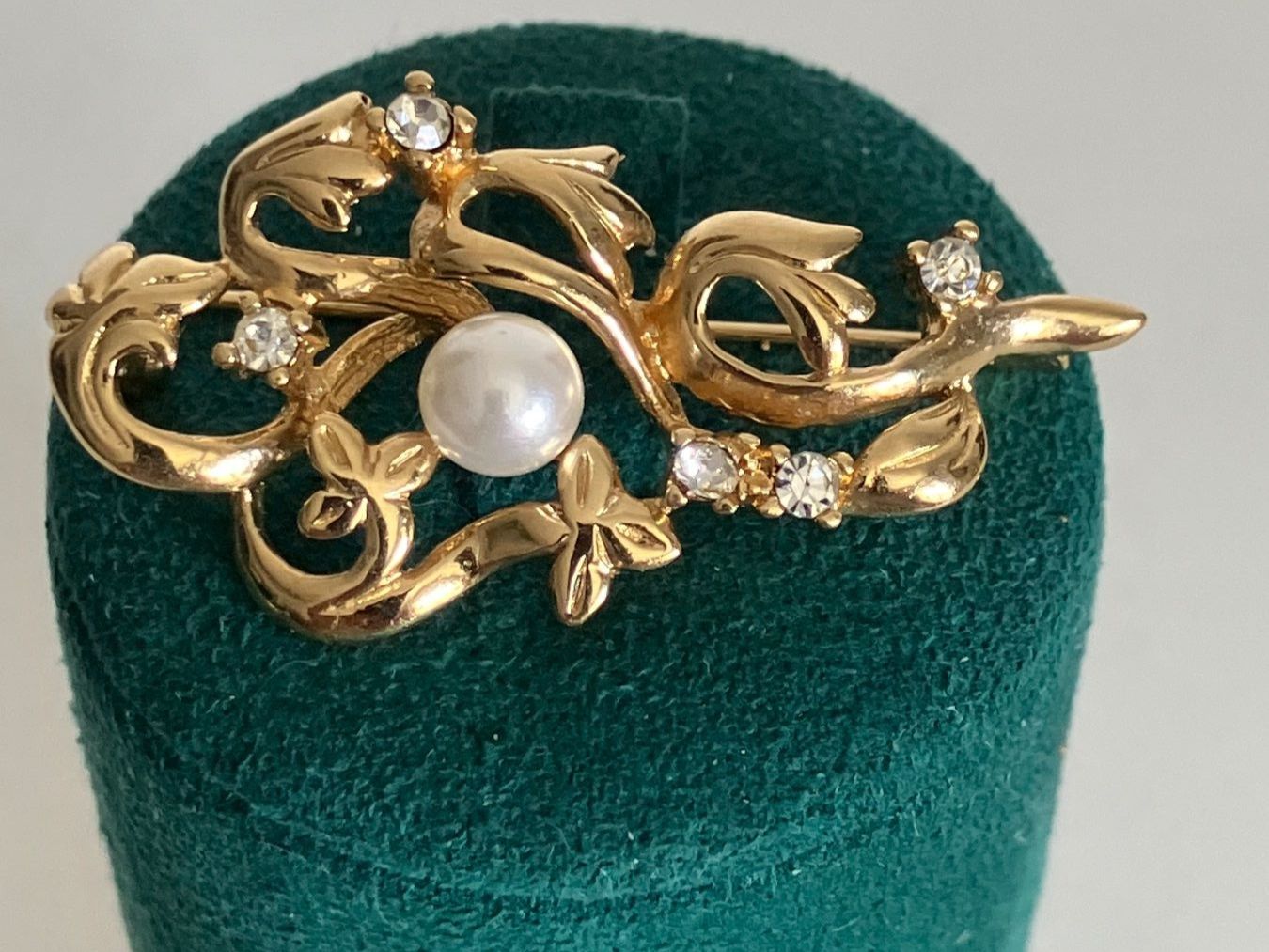 Broschen & Nadeln: Broche vintage dorée avec perle et strass, Chic! – Gebraucht aus Peseux von Cresus27 3