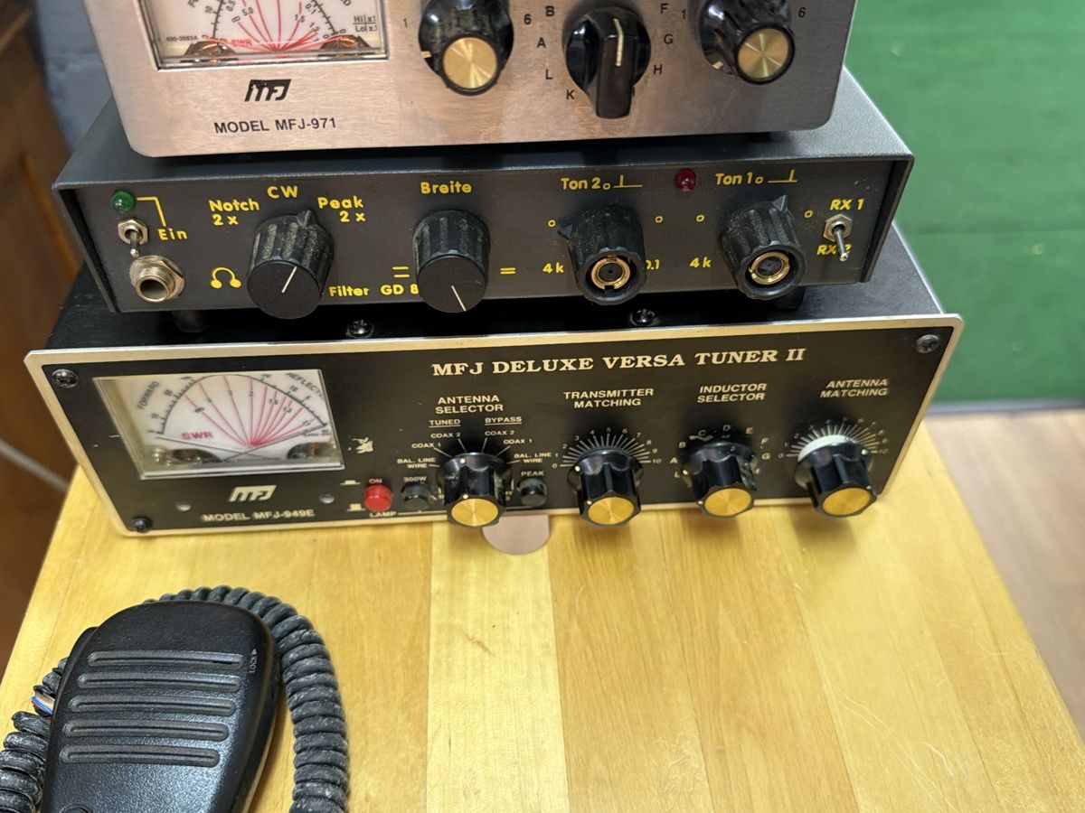 Yaesu Radiocomunicazione: Yaesu FT-100 Transceiver con MFJ Tuner e Accessori – Usato da basel venduto da Swiss._.1978 4