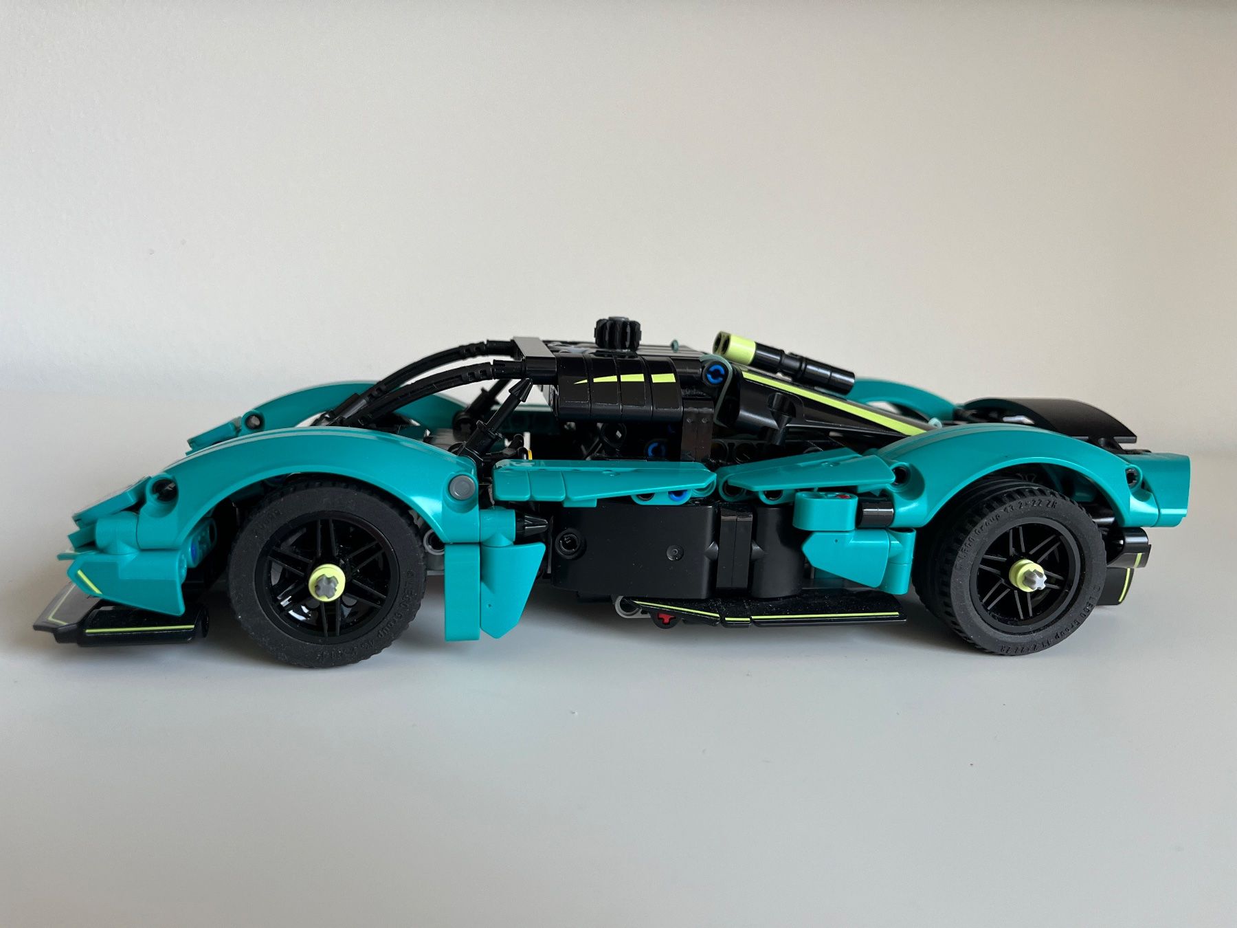 Lego Giocattoli: LEGO Technic Aston Martin Valkyrie 707 Teile – Usato da Stäfa venduto da Exclusive0 2