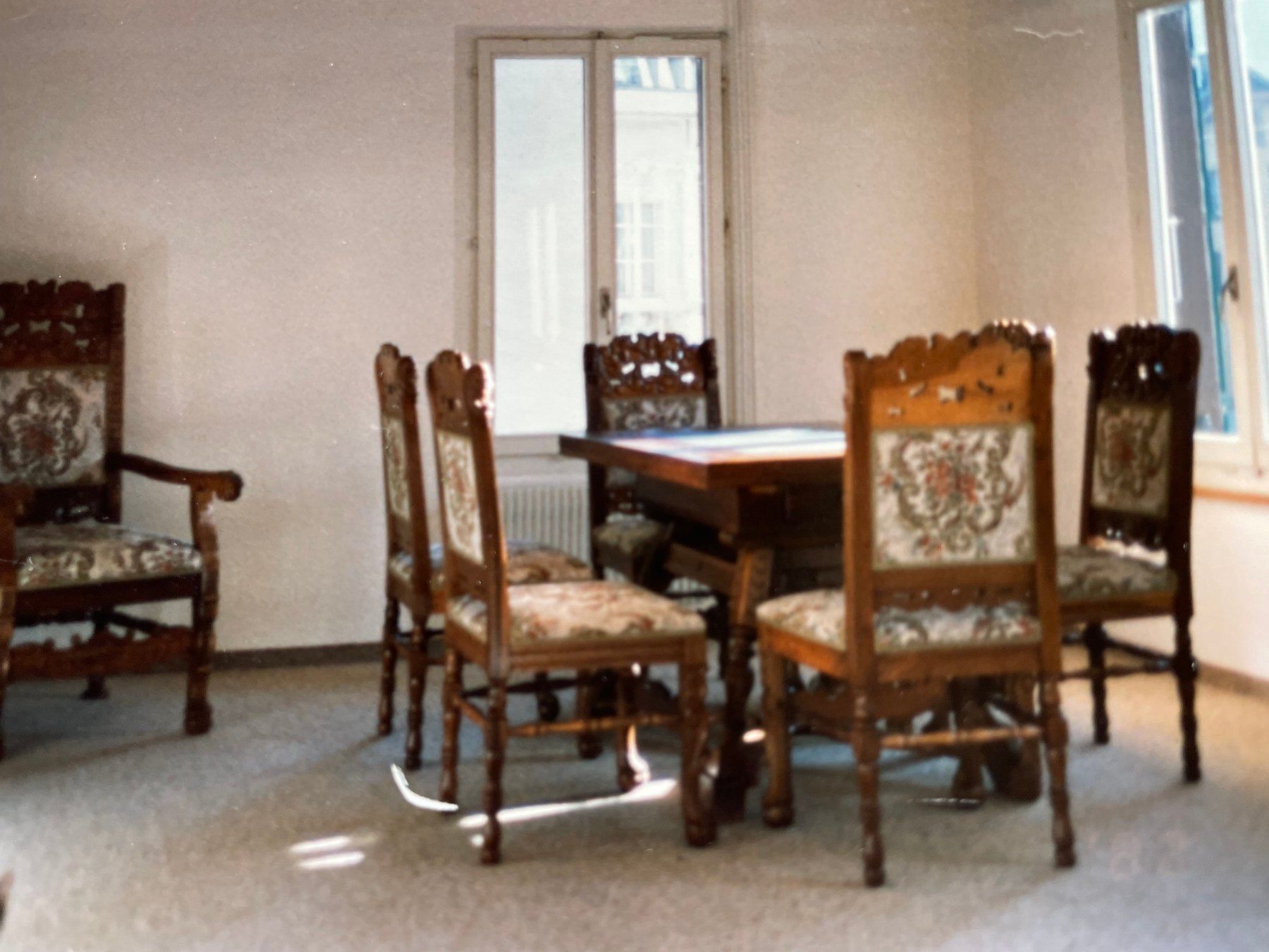 Büffets: Historisches Buffet mit Esstisch und 6 Stühlen, Sitztruhe – Gebraucht aus Rothenthurm von AVIOT 1