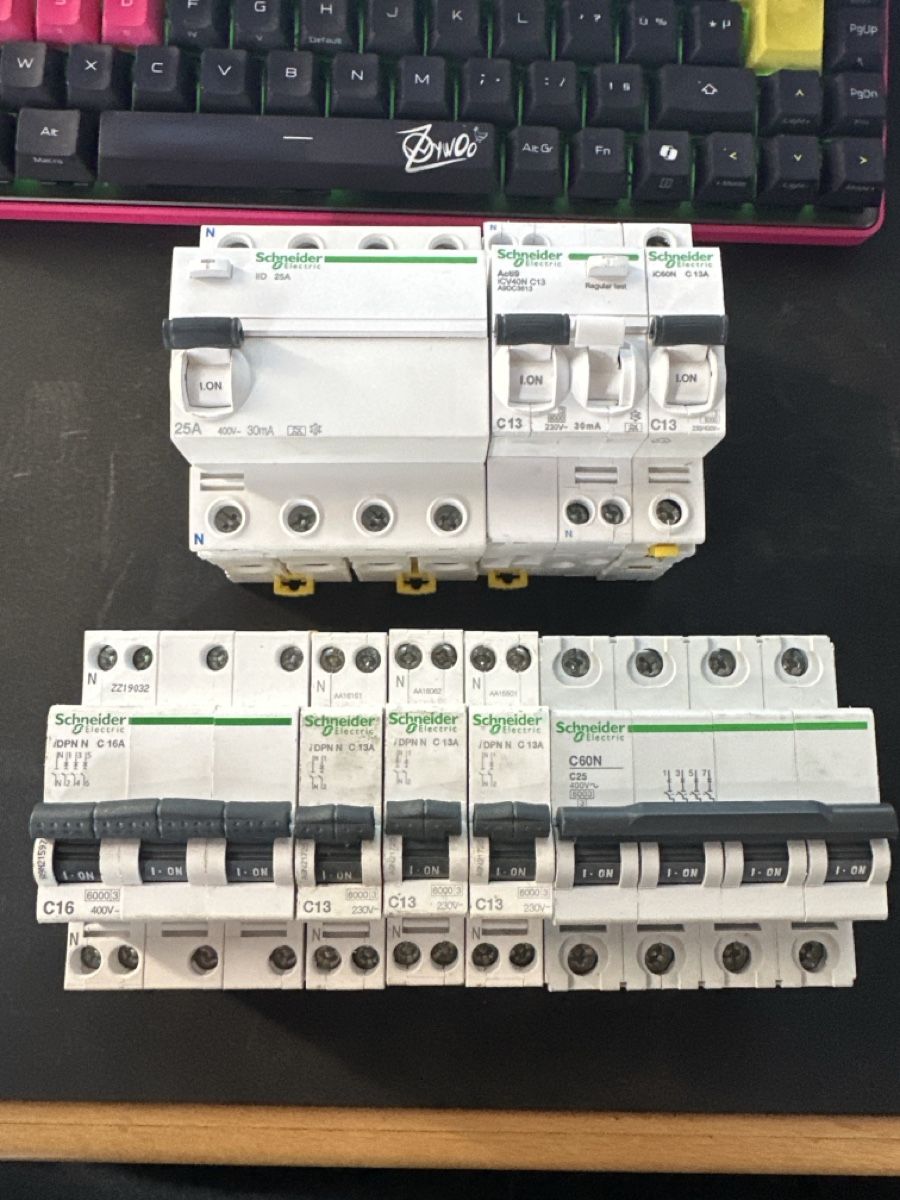 Schneider Interrupteurs: Lots Disjoncteurs Schneider Electric  – D'occasion à Meyrin par gue_m6zn