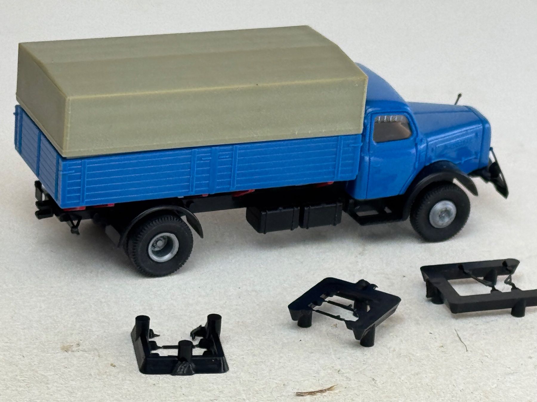 Brekina Modellini d'auto: GB2- Brekina Henschel Pritsche blau – Usato da Elm venduto da Wikmtz 3