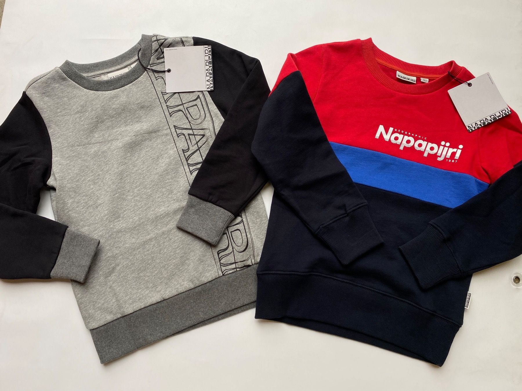 Napapijri Maglioni & Felpe: Napapijri Pull Enfants Taille 8 ans -50% – Nuovo e nell'imballaggio originale da Orbe venduto da D-stockFactory-Orbe