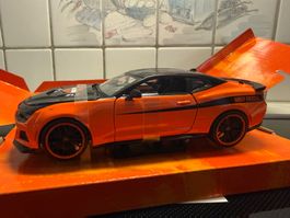 Chevrolet Camaro 2017 Harley Davidson 1/24 orange NEU/OVP