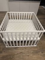 Baby Laufgitter 1m x 1m mit Matratze 