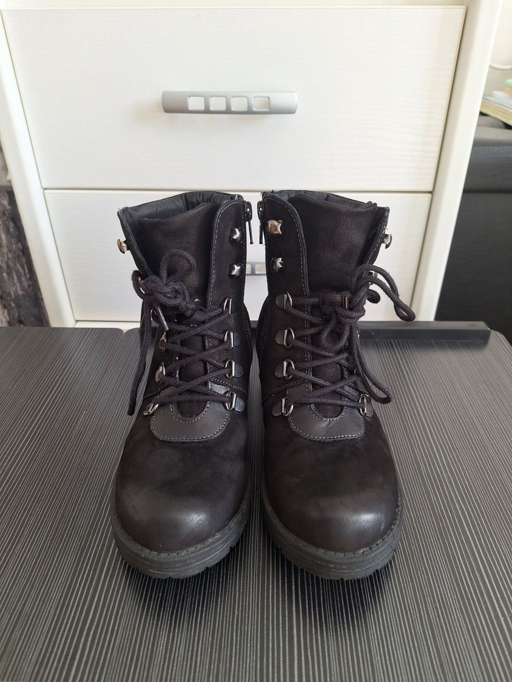 Scarpe per ragazzi: Schwarze Kinder  Winterschuhe Gr. 33 – Usato da Worb venduto da nfsolutions