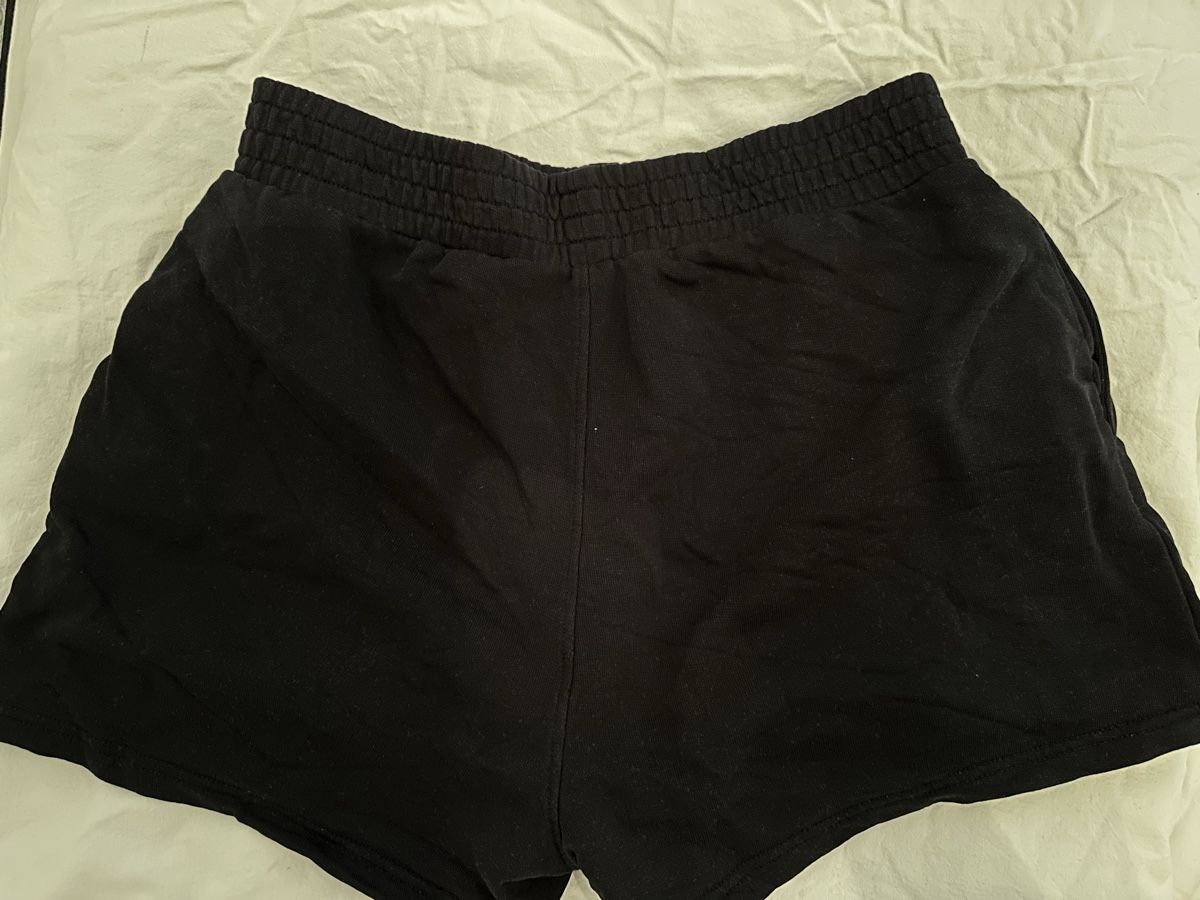 Guess Pantaloni: GUESS Shorts – Usato da Eschenbach LU venduto da Tatzi1 2