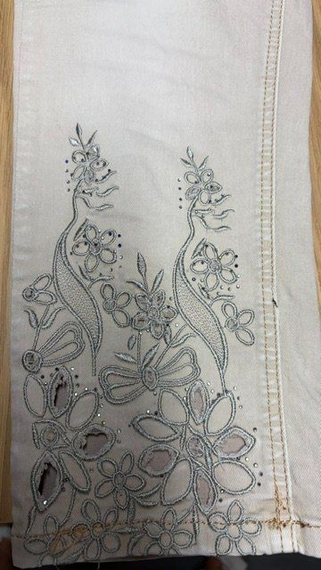 Jeans: Pantacourt Onado avec fleurs neuf – Nuovo (secondo la descrizione) da Crans VD venduto da vra_262m 1