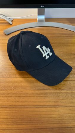 New Era LA Cap in Dunkelblau und Goldigem Stitching