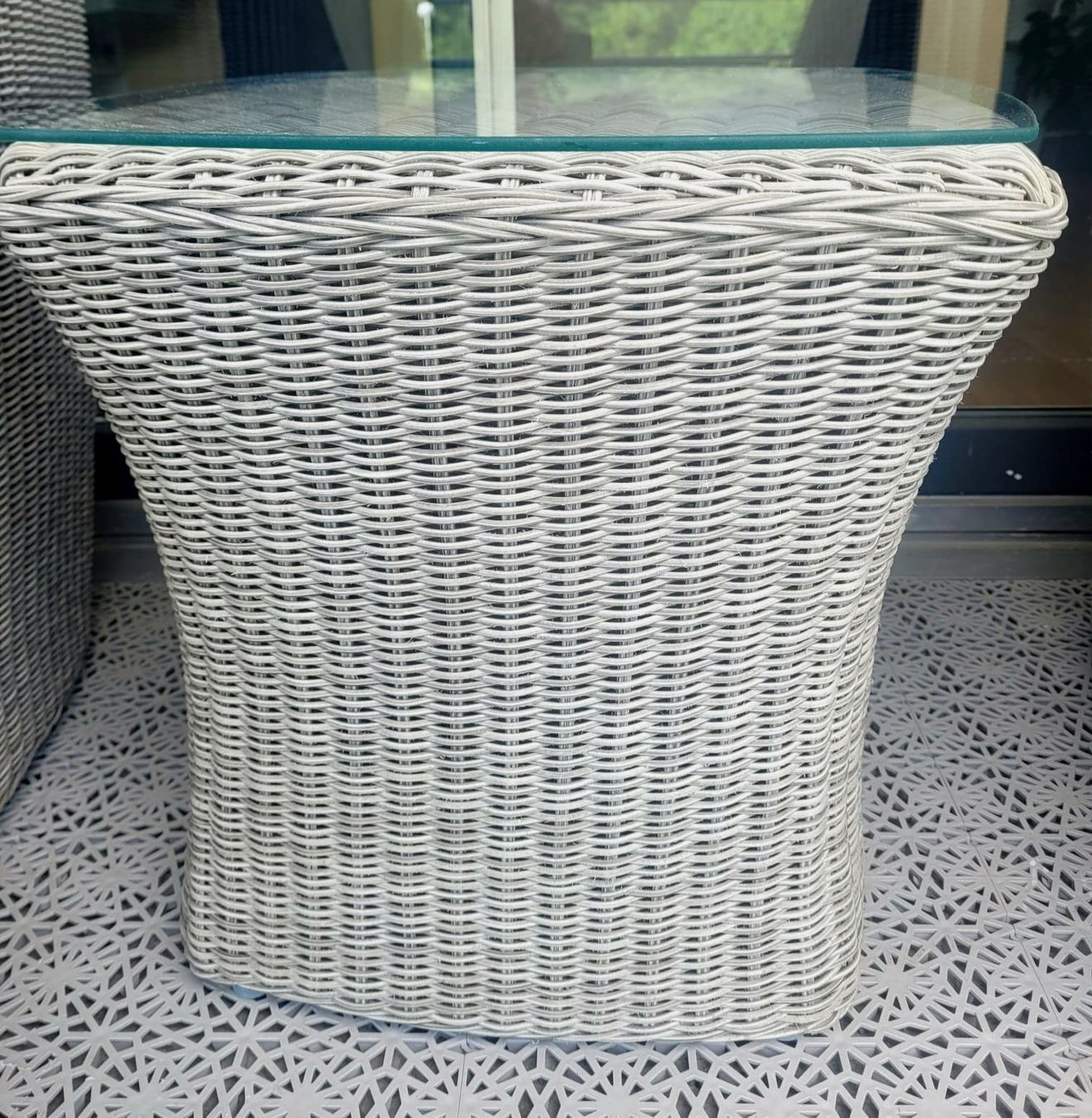 Set di tavolo e panche: Balkonmöbel-Set: 2 Sessel und 1 kleiner Tisch – Usato da Obernau venduto da Corolli 2