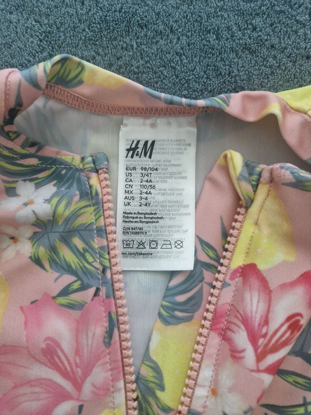 H&M Costumi da bagno & Bikini: H&M Badeanzug mit Ärmeln Blumenprint Grösse 98/104 – Usato da Heimberg venduto da Eleanor20 1