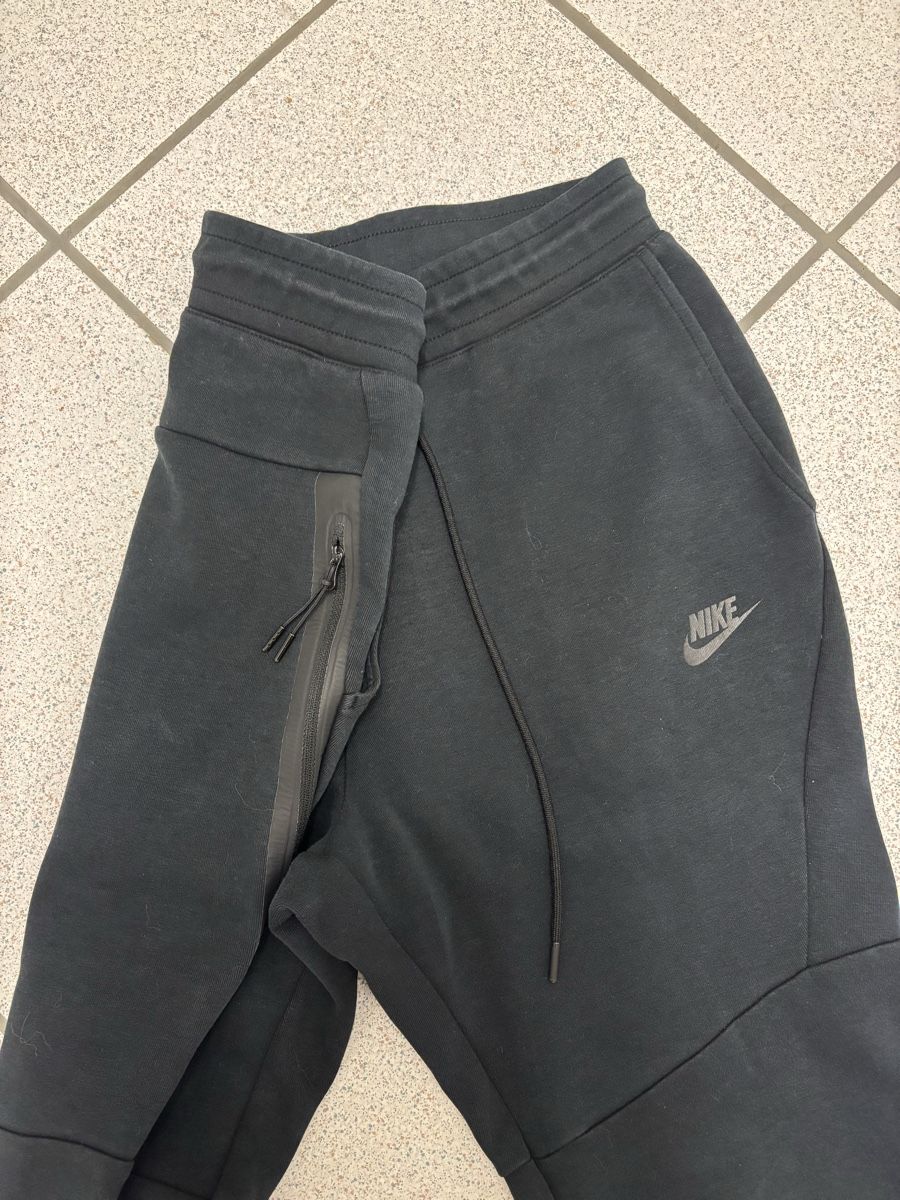 Nike Pantalons: Nike Tech Trainerhose – D'occasion à Siglistorf par lev_6lym 2