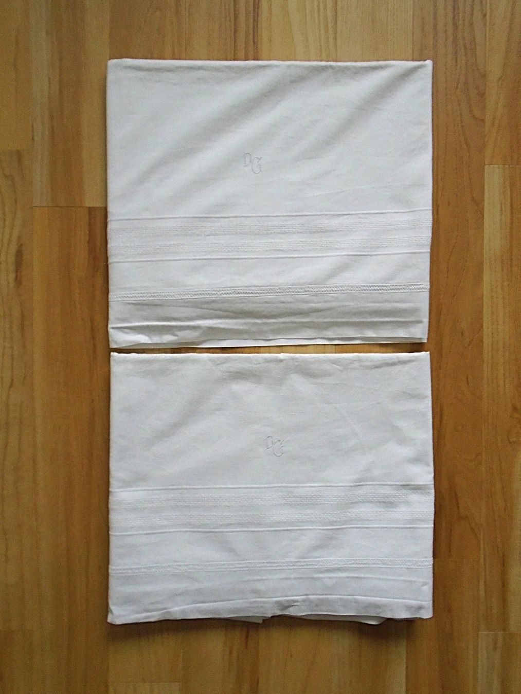 Biancheria da letto: 2 vintage LEINTÜCHER mit gewebter Borte und Monogramm – Usato da Pfeffingen venduto da Intertandem