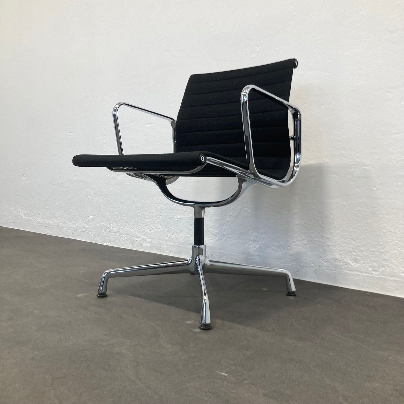 Sedie: Vitra Eames Alu Chair EA108 Hopsak Schwarz – Usato da Schönenwerd venduto da mcofficeshop 6