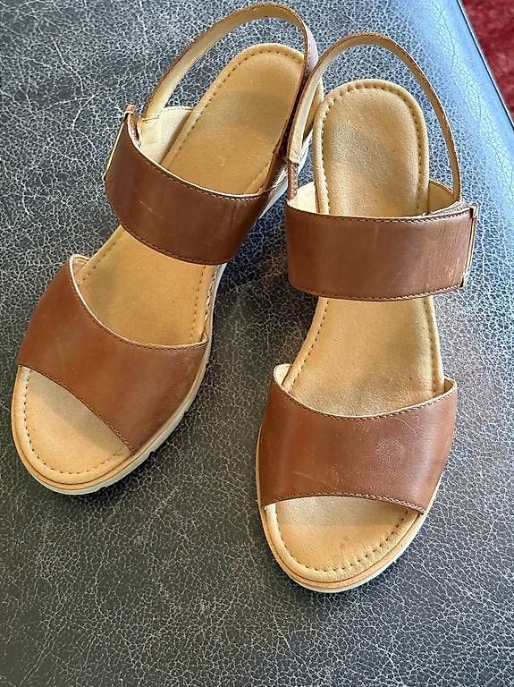 Damenschuhe: Schöne Sandalen in Leder, Größe 6,5 – Gebraucht aus Magden von Mikkaj 1