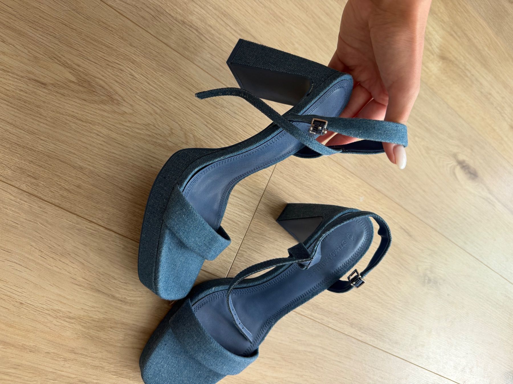 Stradivarius Scarpe da donna: Neue hochhackige Jeans-Sandalen. Stradivarius. – Nuovo e nell'imballaggio originale da Ittigen venduto da zaf_6sy9 1
