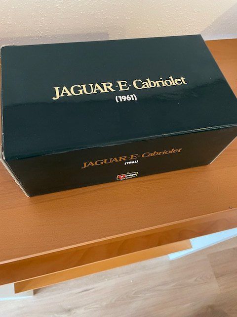 Bburago Modellini d'auto: Jaguar E-Type Cabriolet 1961, Burago Modellauto – Usato da Reinach AG venduto da joric06 3