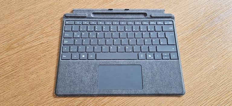 Microsoft Tastiere: Microsoft Surface Pro Keyboard 13" Pen Holder, defekt – Difettoso da Zürich venduto da tc2019