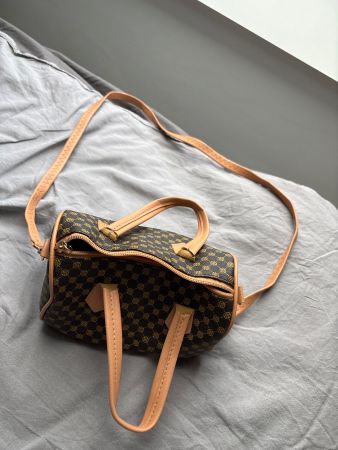Sac à main doré et noir