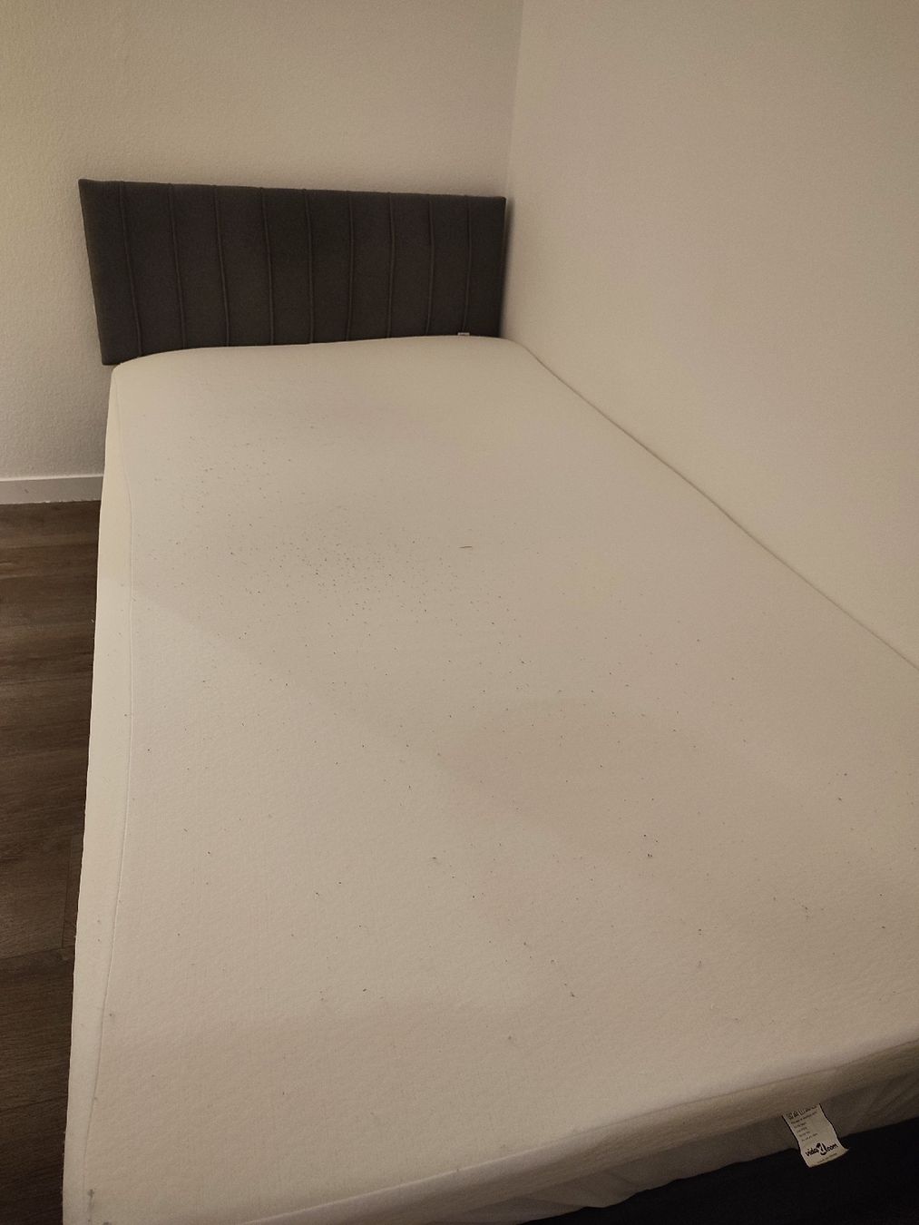 Letti: Single bed with mattress and toper ,100x 200 – Usato da Davos Dorf venduto da xri_zj2f