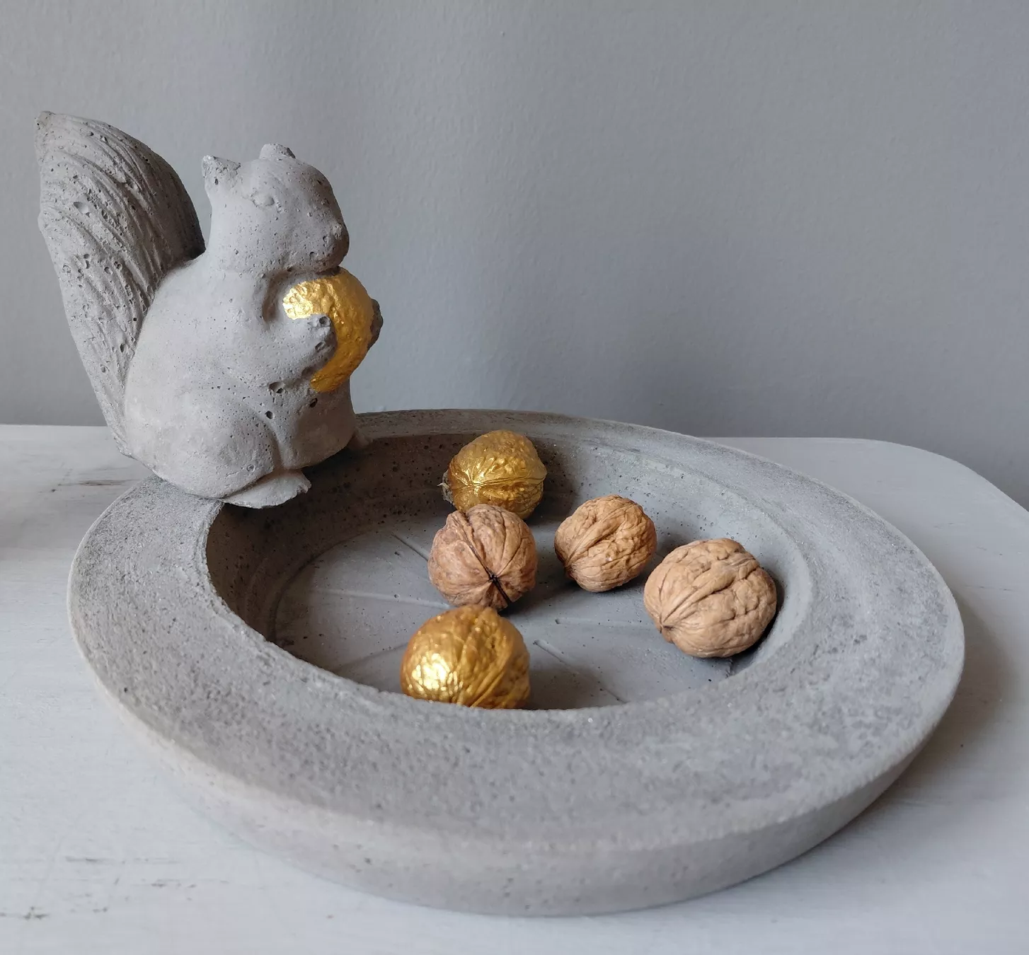 Tutte le decorazioni: Betonteller mit Eichhörnchen  – Nuovo (secondo la descrizione) da Wallisellen venduto da Muggeli1970